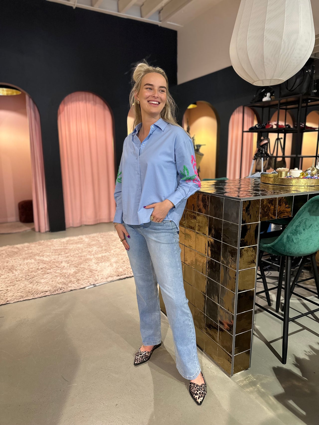 K Design oversized blouse met rozen