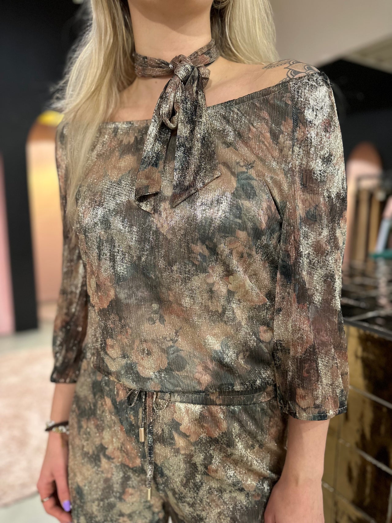 K Design off shoulder top met design