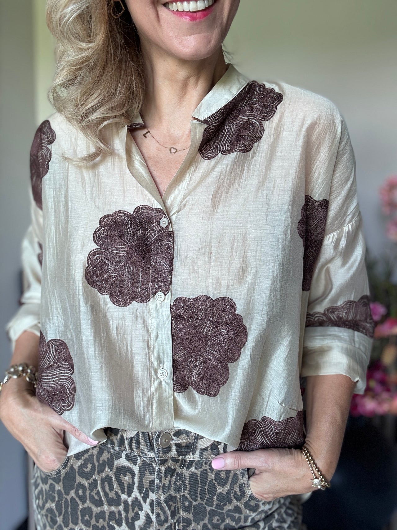 Blouse rose embroidery