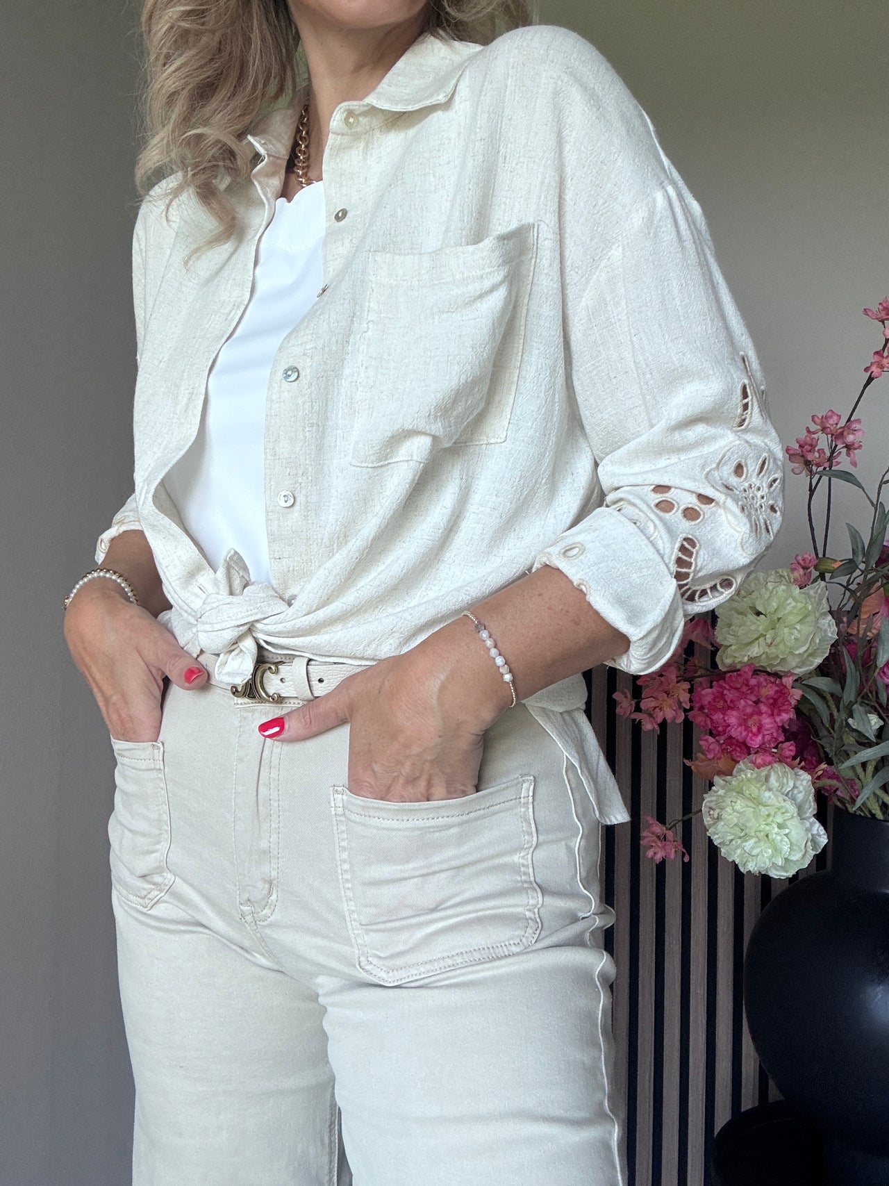 Kastgeluk linnen blouse opengewerkte mouw