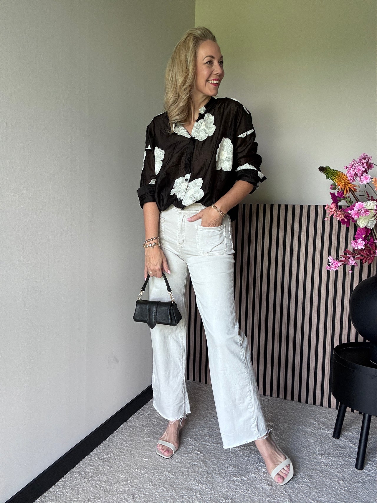 Blouse rose embroidery