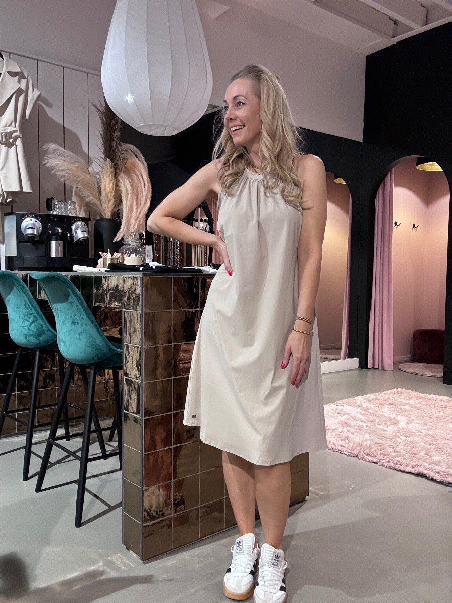 Kastgeluk travel dress zand