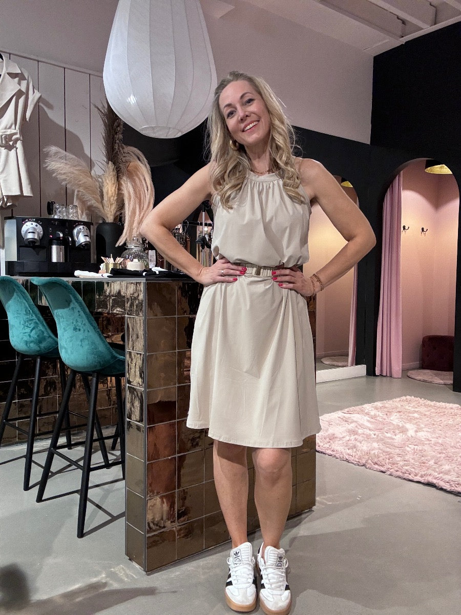 Kastgeluk travel dress zand
