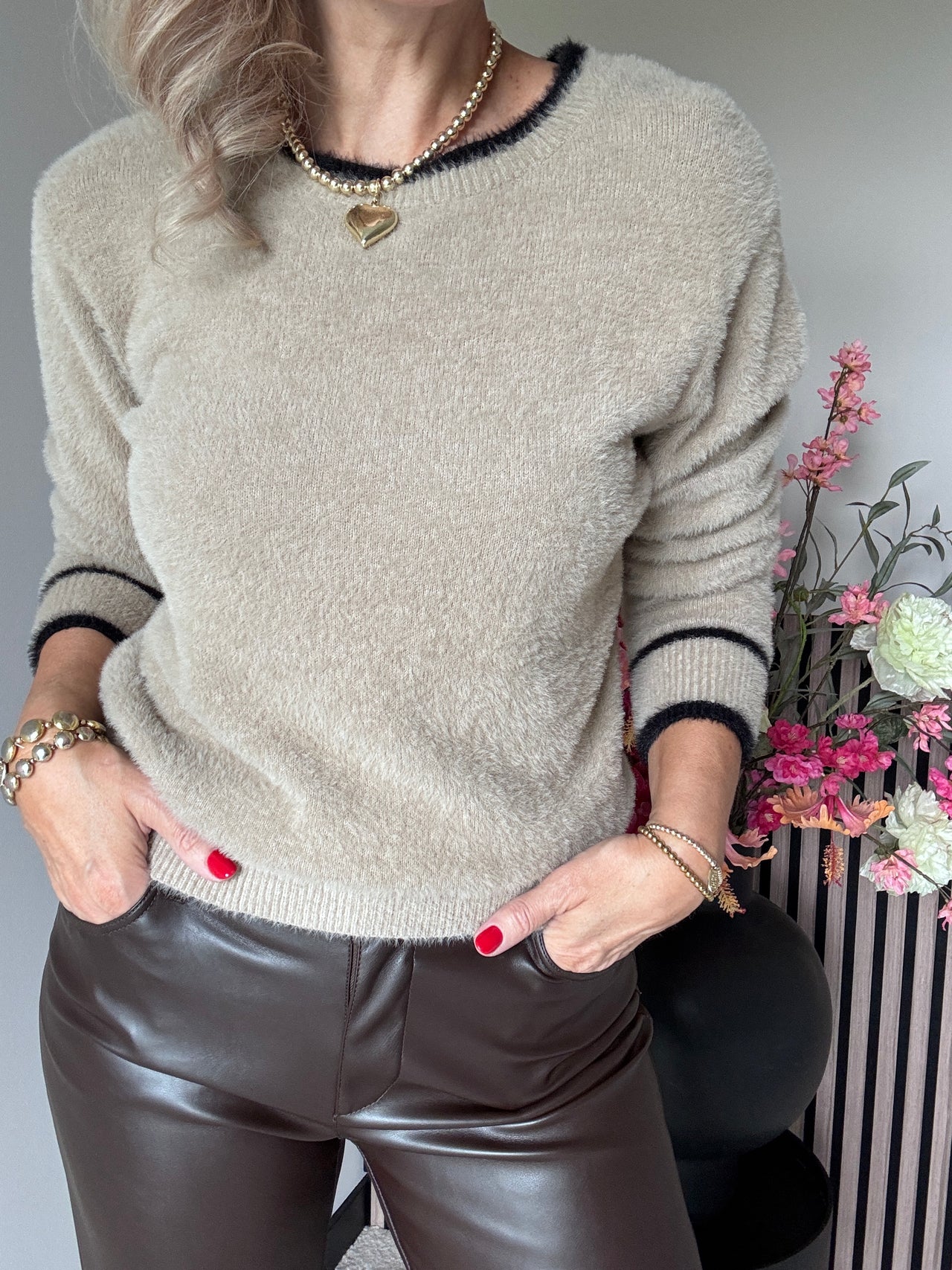 SRB4642A Fluffy Sweater & Contrast
