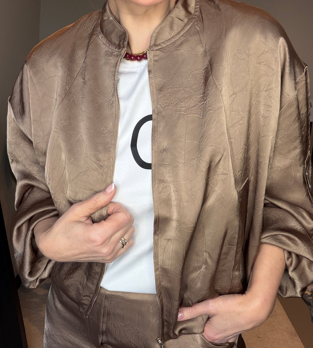 Bomber jacket satijnlook taupe